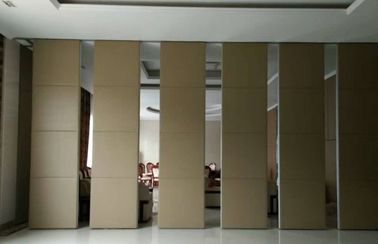 พับสวิงประตูบานเลื่อนแผงไม้ผนังพับแผงพาร์ทิชันสำหรับห้องประชุมสำนักงาน