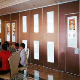 ประตูบานเลื่อนภายในทำจากไม้การออกแบบผนังกั้นห้องสำหรับห้องจัดเลี้ยงและห้องประชุม