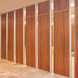 ประตูกันเสียงเคลื่อนย้ายได้ผนังกั้นห้องฉากกั้นไม้พื้นผิวไม้ ISO9001