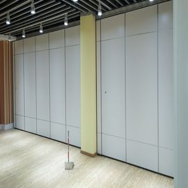 กำแพงกั้นแบบผนังอะคูสติกสีขาวสำหรับห้องประชุม / เครื่องแบ่งกำแพงเสียงแบบเคลื่อนย้ายได้