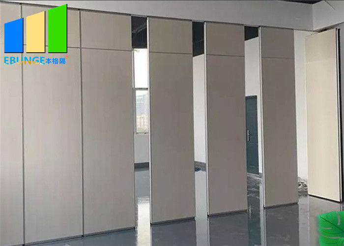 พาร์ติชั่นพับประตูอะคูสติกแบบเคลื่อนย้ายได้สำหรับห้องเรียนสำหรับโรงเรียน